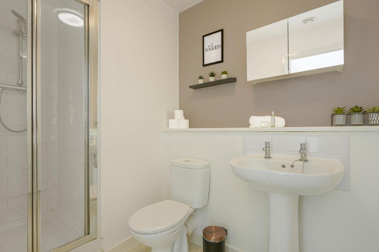 Executive Hub: 2br With Parking & Netflix Apartment