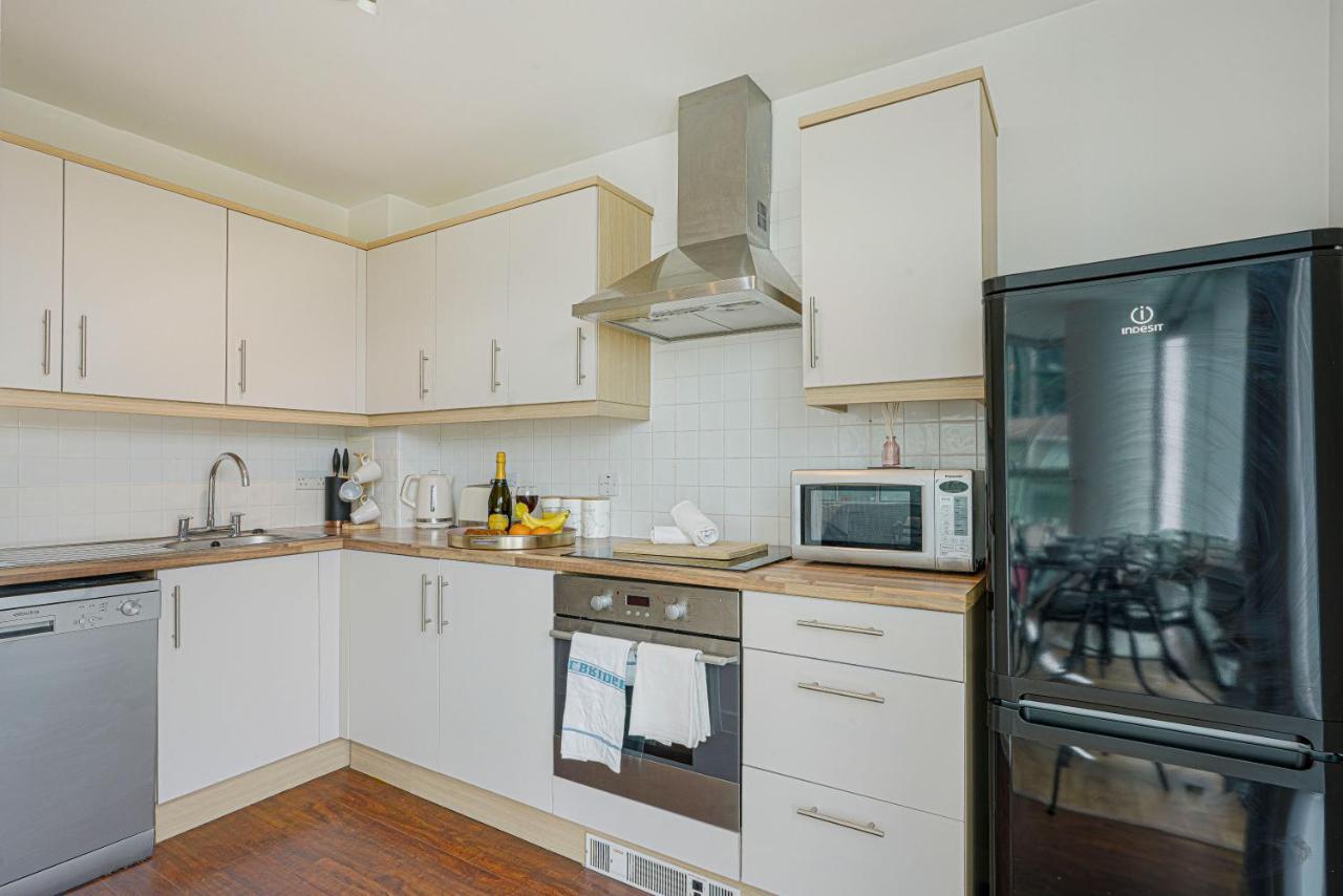 Apartment Executive Hub: 2br With Parking & Netflix