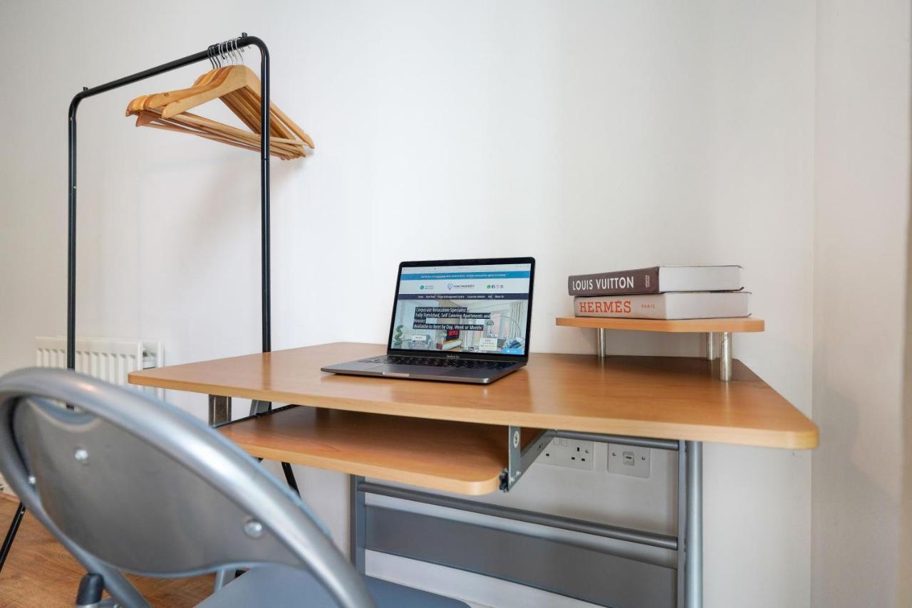 Executive Hub: 2br With Parking & Netflix Apartment